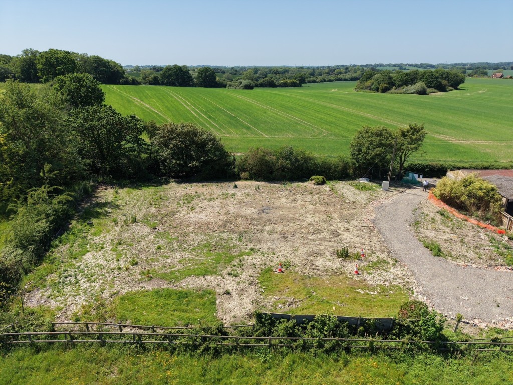 Lot: 32 - ENVIABLE RURAL FREEHOLD SITE WITH PLANNING CONSENT FOR A DETACHED DWELLING WITH THREE BAY CAR BARN - Aerial photo 1